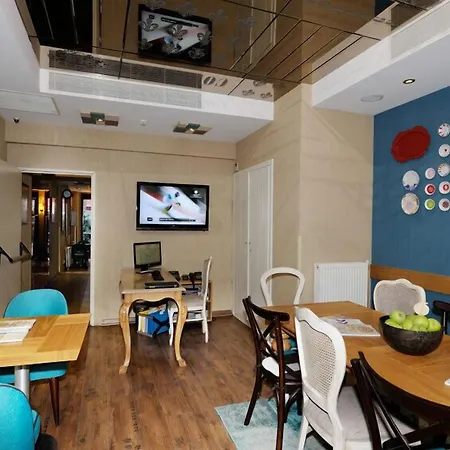 Collage Taksim اسطنبول